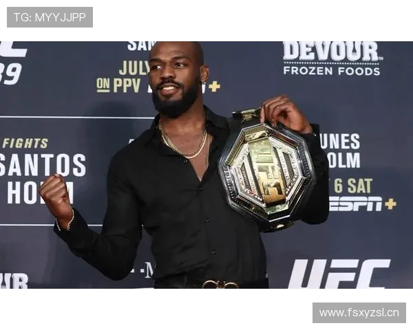 乔恩·琼斯训练间隙居然拿名表堆出山，普通人估计顶不住这阵仗