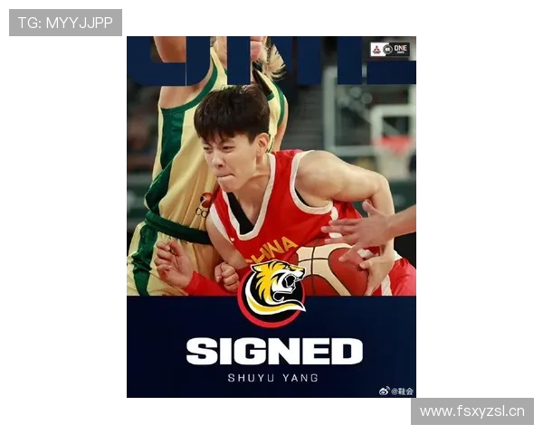 杨舒予球场像打仗，街拍像把商场搬回家，我连钱包都不好意思亮了